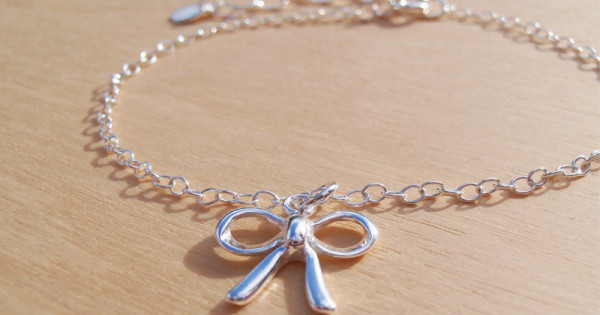 Bow charm in silver